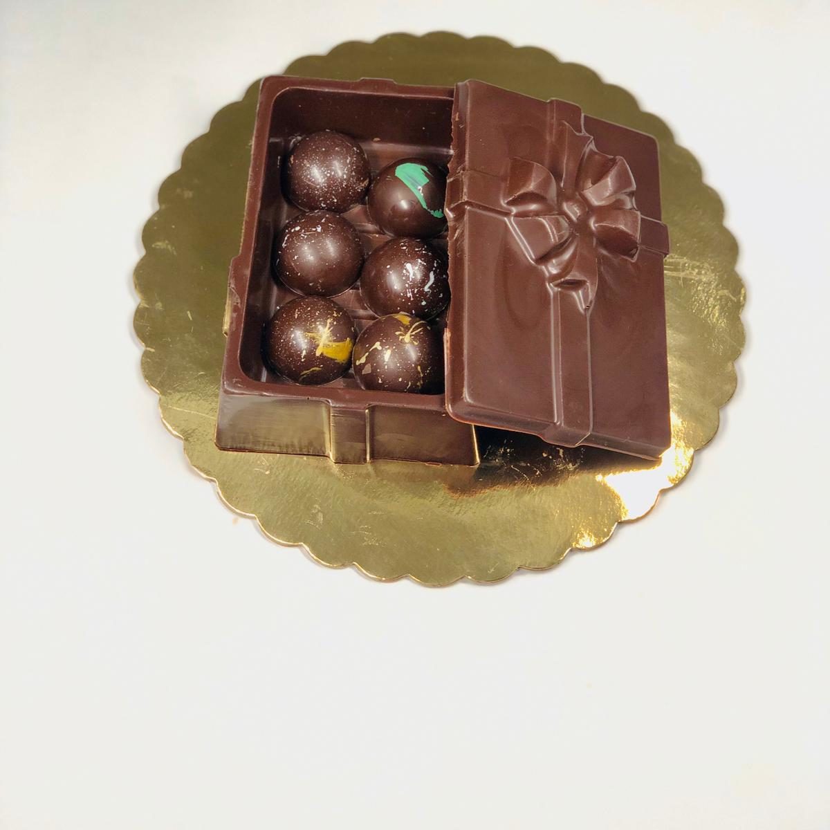 4.5" Rectangular ribbon box with up to 6 bonbon